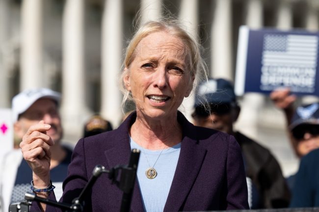 سرقة “مروعة” لنائبة أمريكية في وضح النهار! سلبوها سيارتها وبطاقة الكونغرس وهاتفها الحكومي