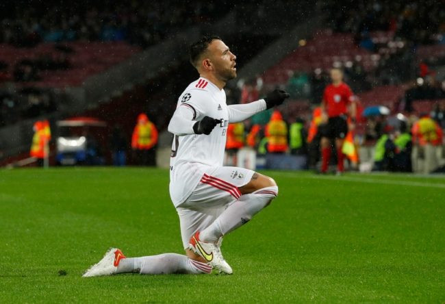 ربطوا حزاماً حول رقبته وضربوه أمام زوجته وأطفاله.. منزل الأرجنتيني أوتاميندي يتعرض لسطو مسلح