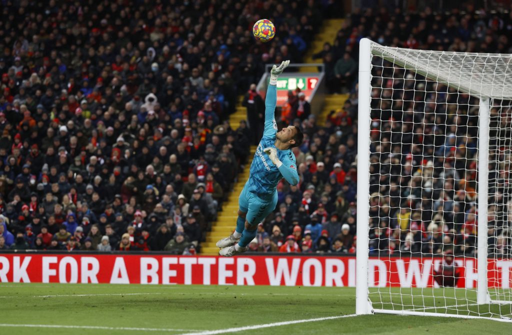 حارس إنجليزي يتعمد اللعب مصاباً (رويترز)