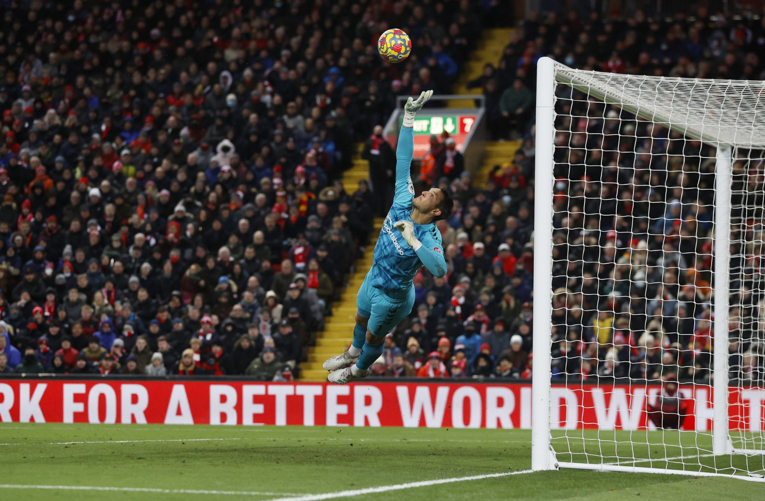 حارس إنجليزي يتعمد اللعب مصاباً (رويترز)