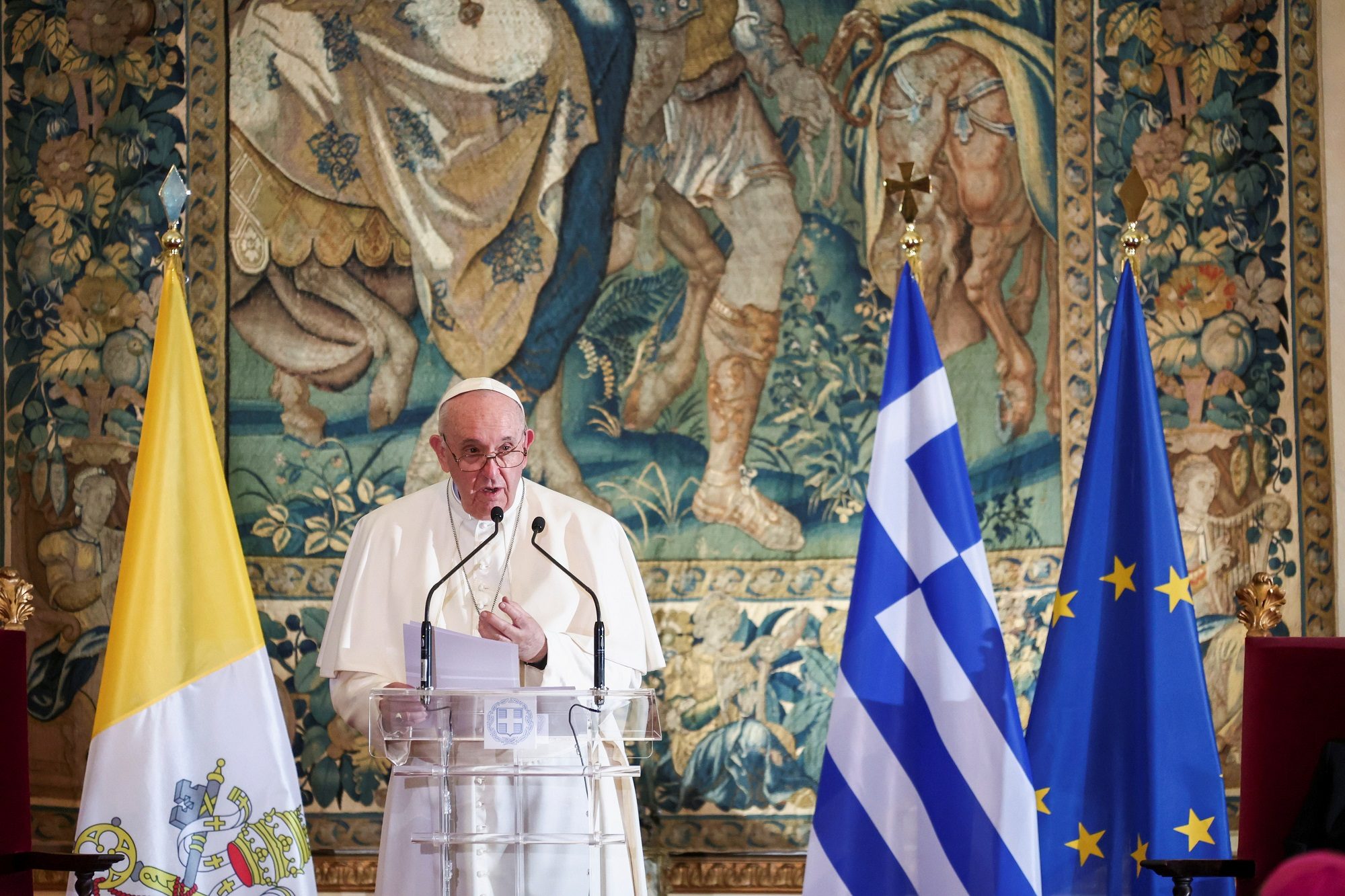البابا فرنسيس ينتقد من اليونان موقف أوروبا المُعادي للمهاجرين: القارة “تمزقها الأنانية القومية”