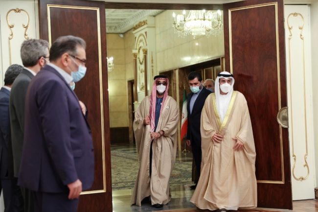 خريطة تُظهر “الخليج الفارسي” تثير الجدل! ظهرت خلال استقبال مستشار الأمن القومي الإماراتي بطهران