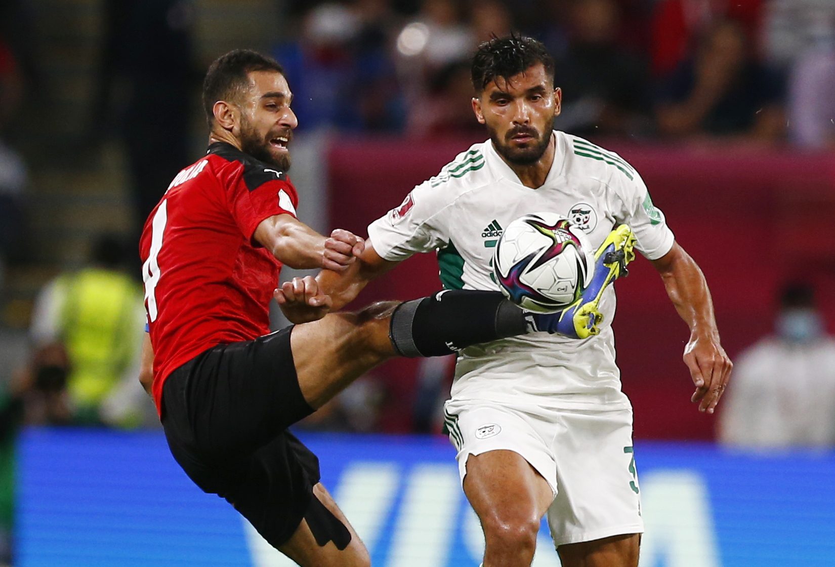 مصر تدفع الجزائر لمواجهة ساخنة مع المغرب (رويترز)