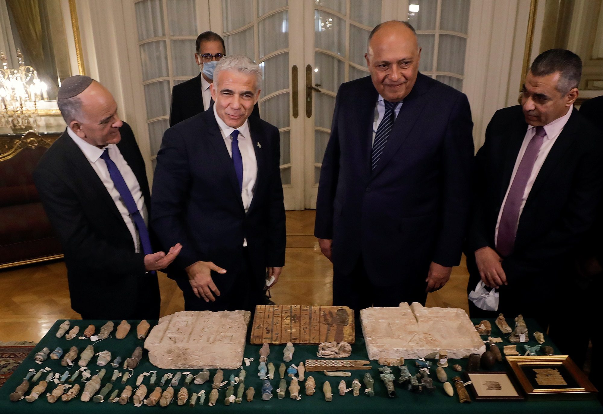 القاهرة تعلن استرجاع 95 قطعة أثرية نادرة من تل أبيب.. لابيد يبحث في مصر ملفي غزة والمفاوضات