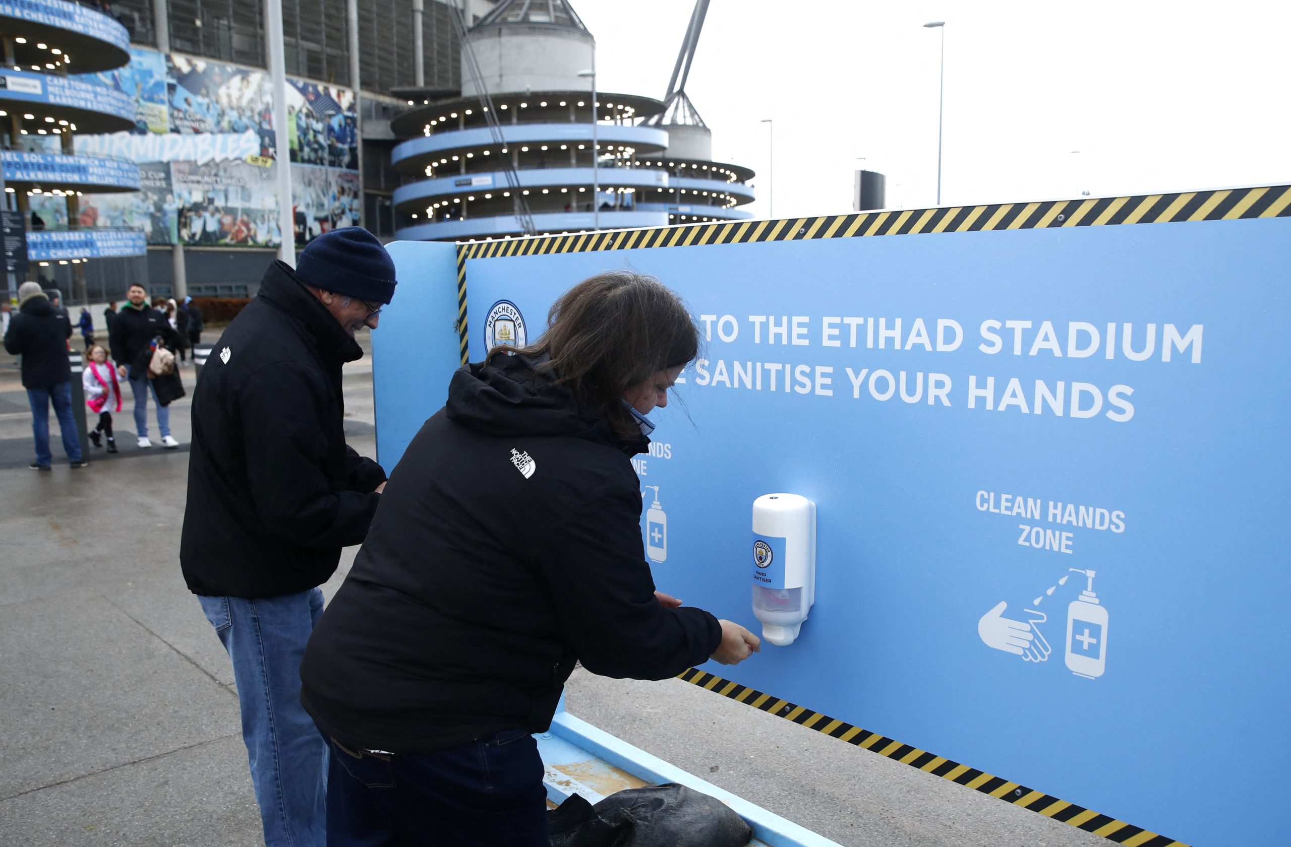 مخاوف من تأجيل المزيد من مباريات الدوري الإنجليزي بسبب كورونا (رويترز)