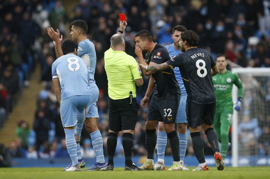 خيمينيز لاعب ولفرهامبتون نال بطاقتين في 32 ثانية (رويترز)