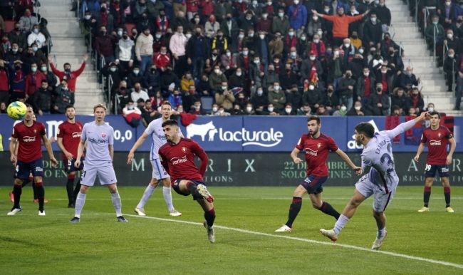 هز الشباك ثم سجد داخل الملعب.. الزلزولي أول عربي يسجل هدفاً بقميص برشلونة (فيديو)