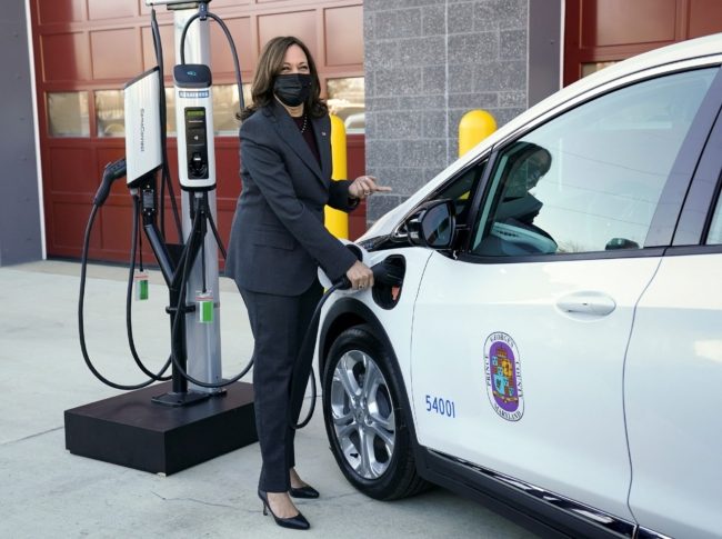 سيارة كهربائية تضع كامالا هاريس في موقف محرج! فيديو لها وهي تحاول شحنها عرضها للسخرية