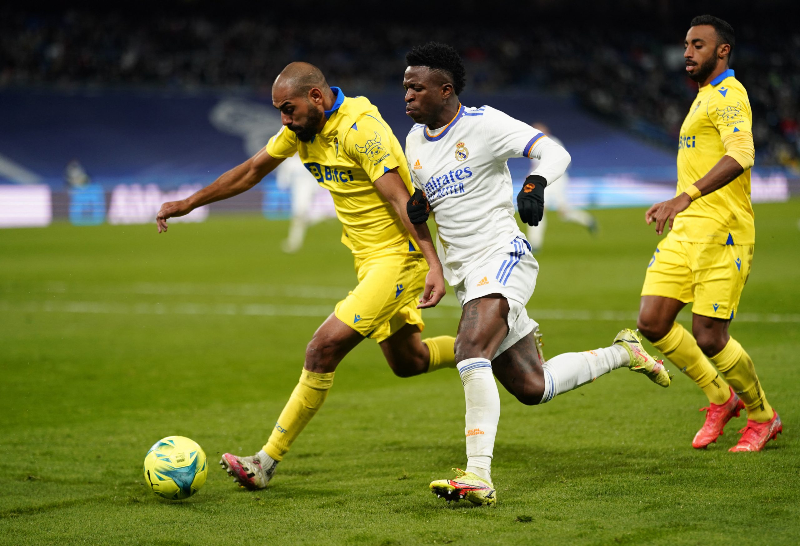 قادش “المغمور” يوقف سلسلة انتصارات ريال مدريد.. انتزع منه نقطة وقدَّم هدية لإشبيلية