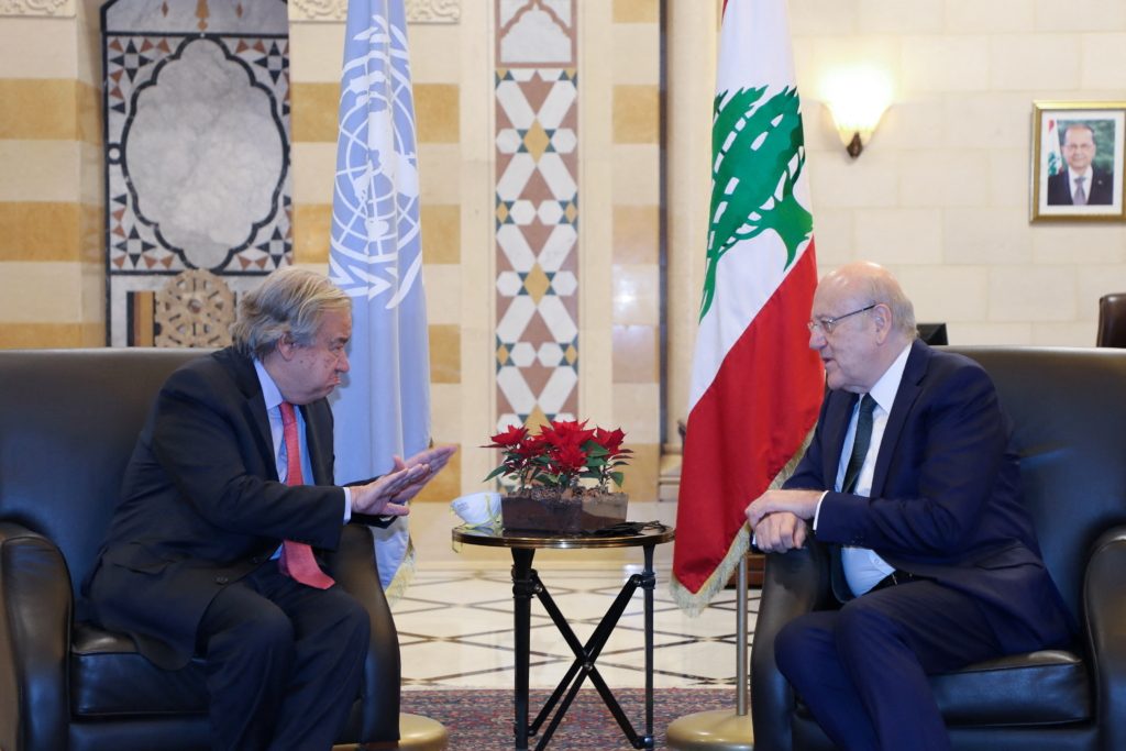 رئيس الحكومة اللبنانية نجيب ميقاتي مع الأمين العام للأمم المتحدة أنطونيو غوتريتش/ رويترز