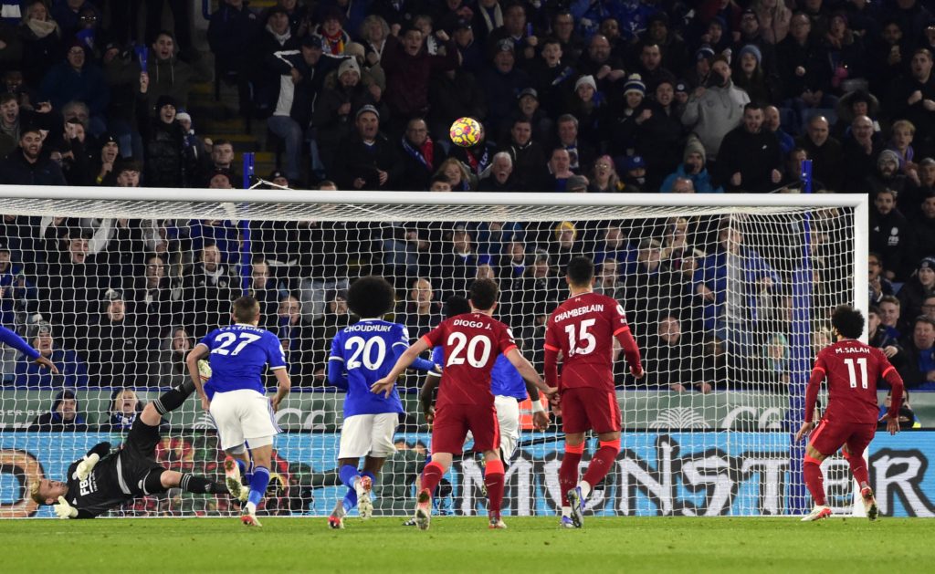 محمد صلاح لحظة تسديد ركلة الجزاء (رويترز)