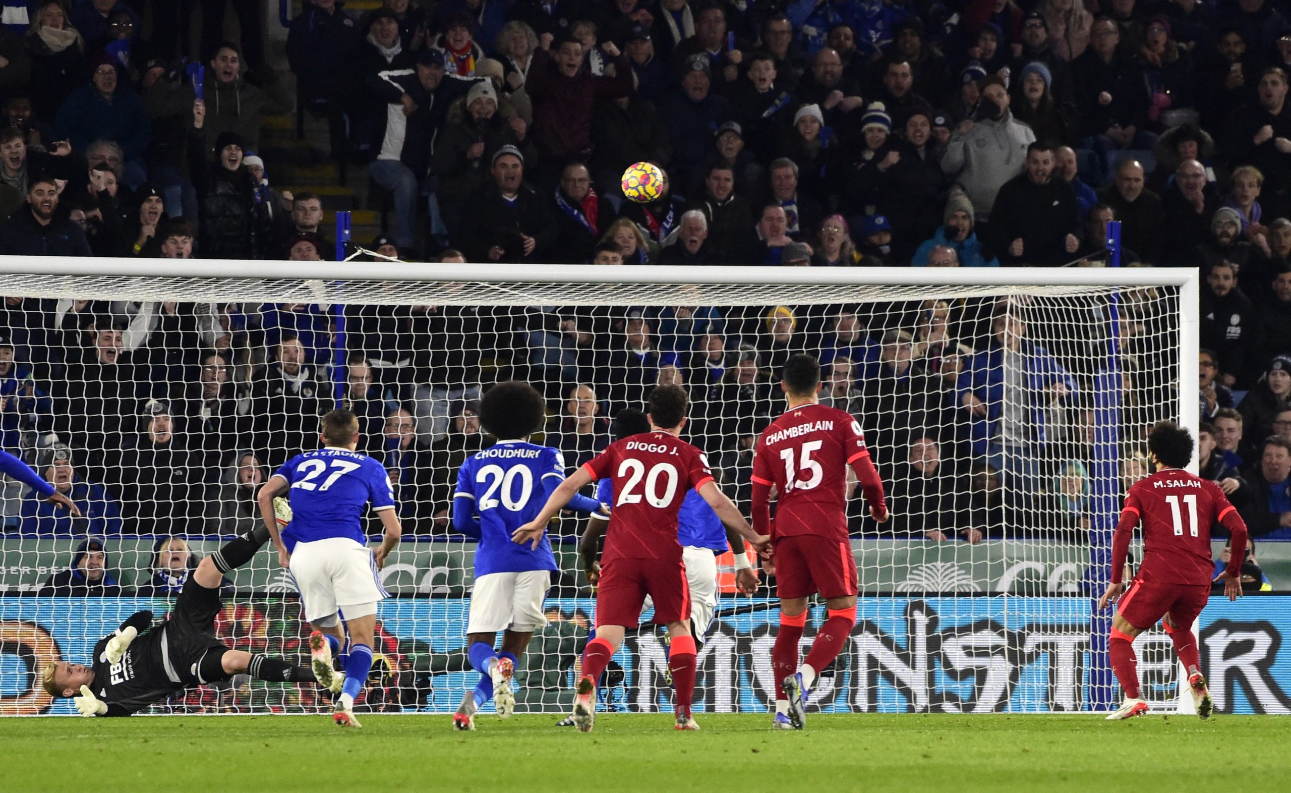 محمد صلاح لحظة تسديد ركلة الجزاء (رويترز)