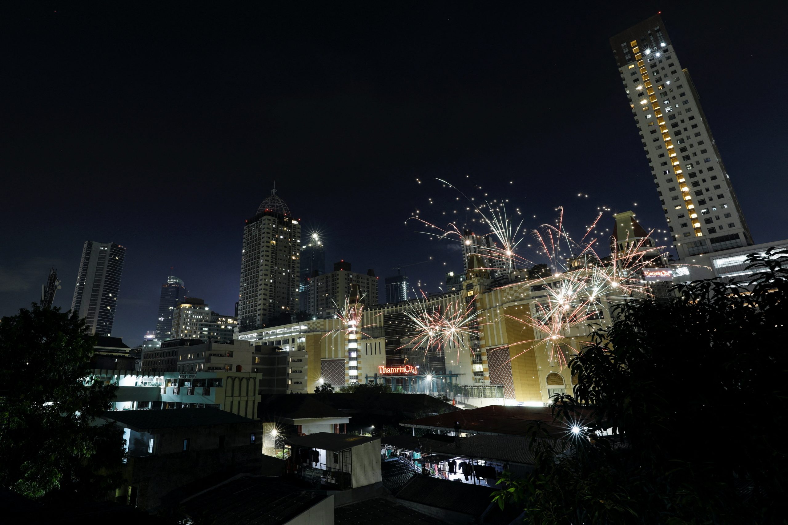 العالم يستعد لاستقبال عام جديد بزيادات قياسية في إصابات كورونا.. توقعات بفرض تدابير جديدة أشد قسوة