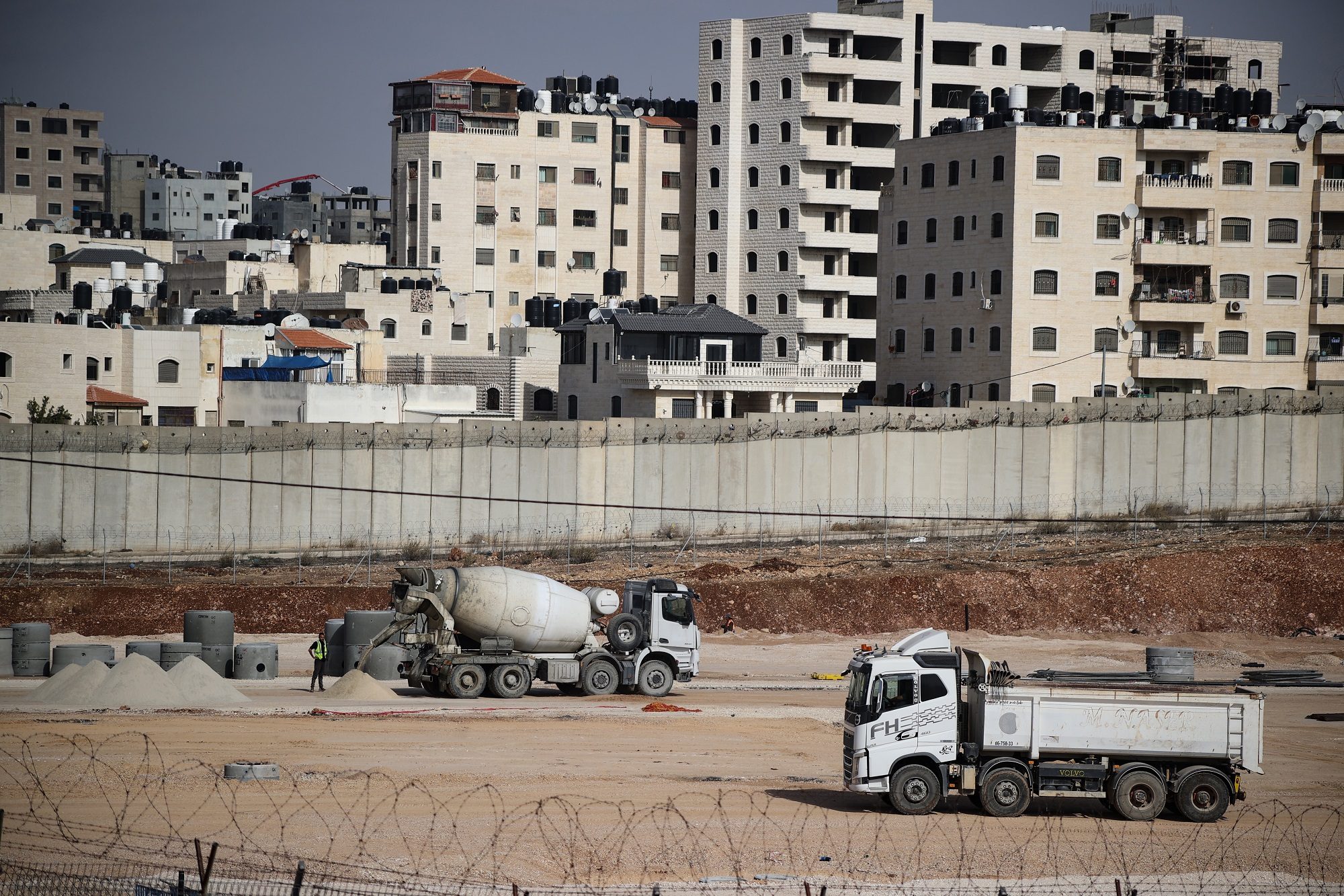 إسرائيل تهدد “رمزاً للسيادة الفلسطينية”.. تخطط لبناء مستوطنة ضخمة على أراضي مطار في القدس