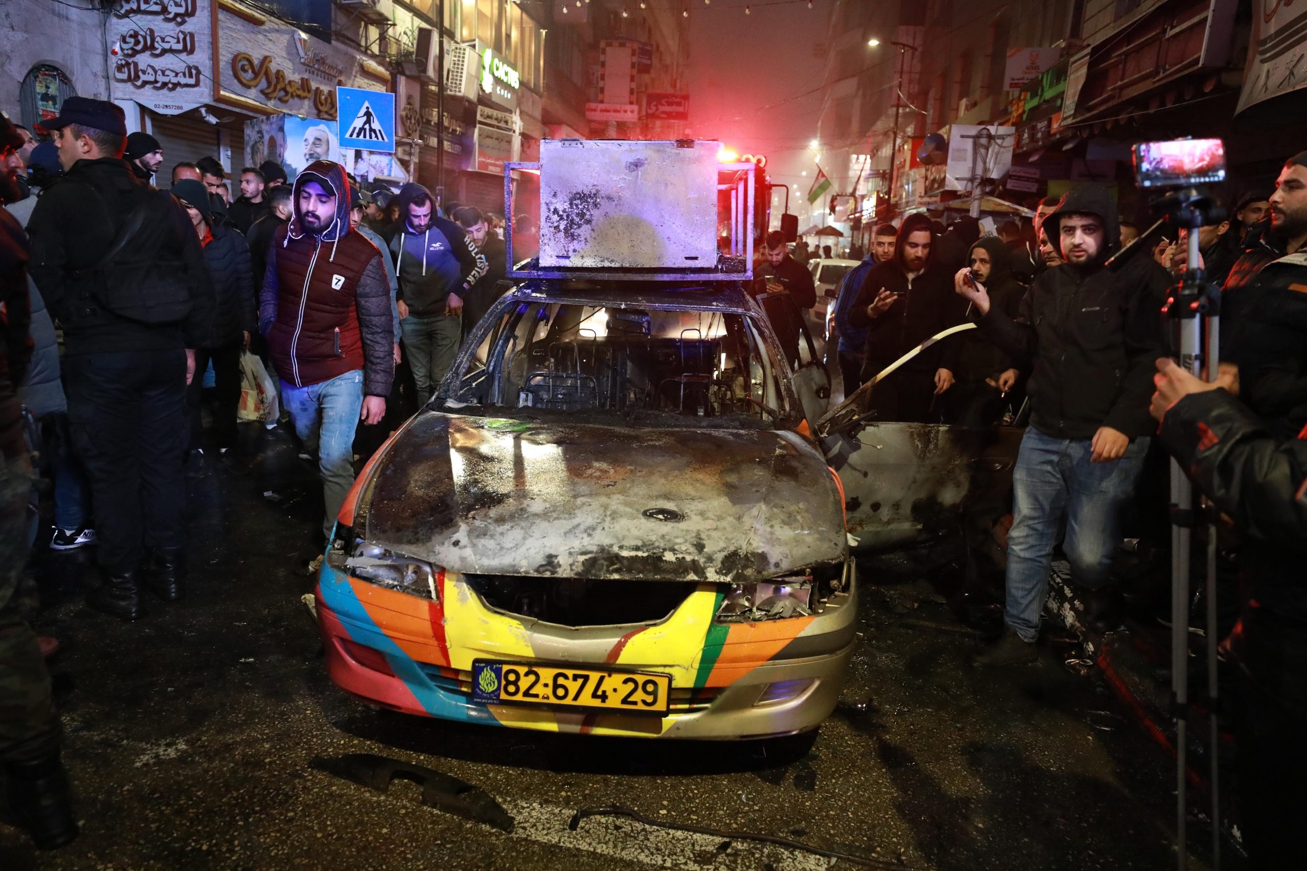 فيديو لفلسطينيين يتصدّون لسيارة تقلُّ مستوطنين اقتحموا رام الله.. أمن السلطة أنقذهم وسلَّمهم لاحتلال