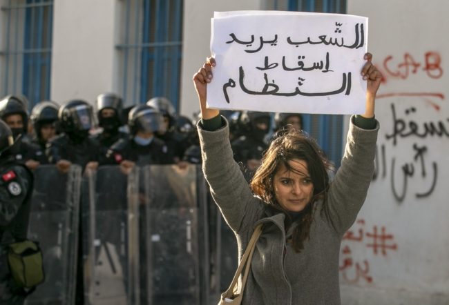 الأمن التونسي يحتجز صحفياً رفض الكشف عن مصدره.. نقابة الصحفيين: محاولة جديدة لضرب حرية الصحافة