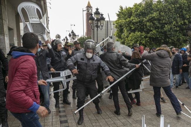ناشطان مناهضان لقيس سعيد.. تقارير تكشف هوية الشخصين اللذين وضعتهما تونس قيد “الإقامة الجبرية”