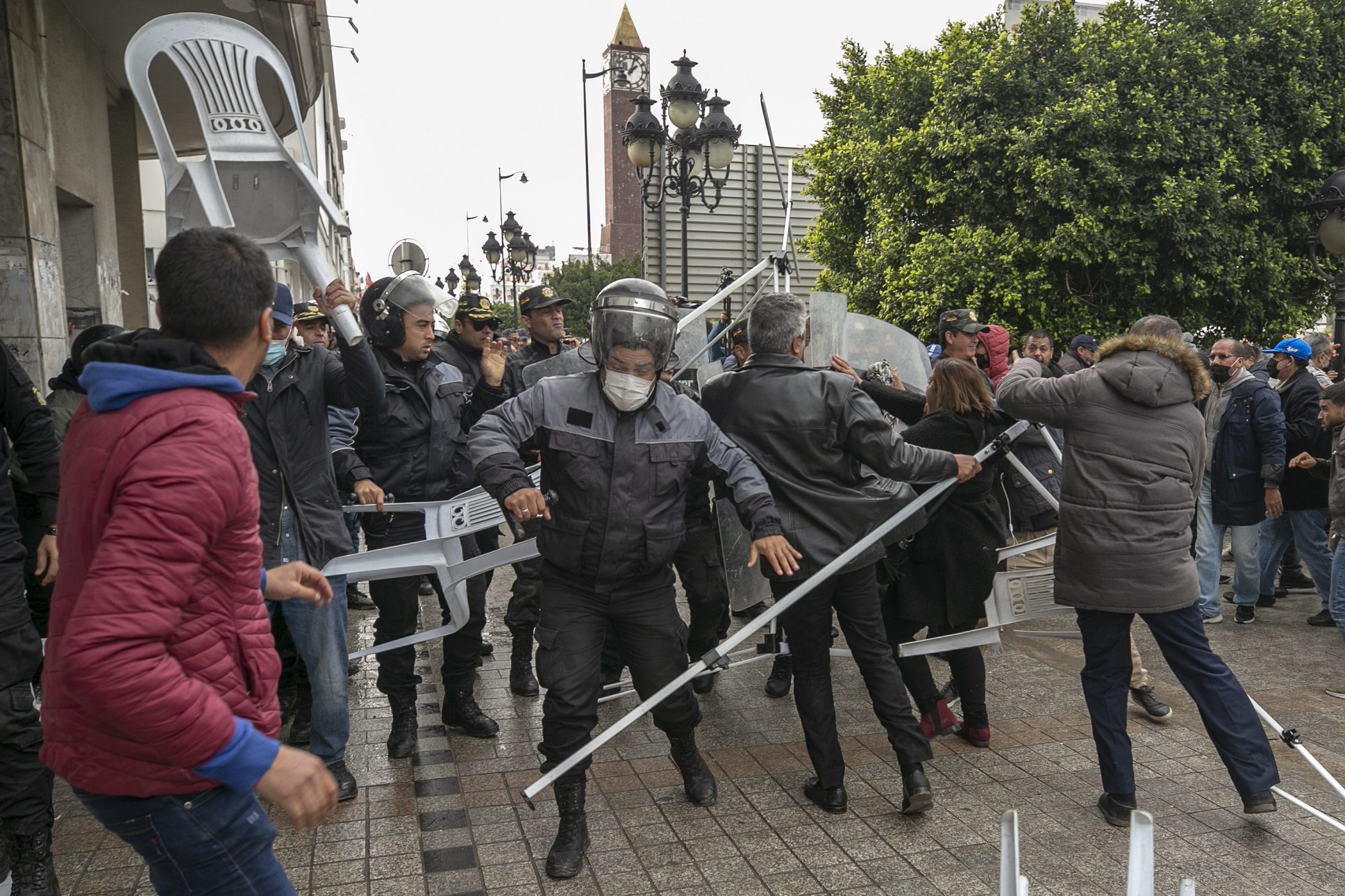 “مواطنون ضد الانقلاب” تعلّق اعتصامها مؤقتاً وسط العاصمة التونسية.. المتظاهرون تعرضوا لقمع وتهديد أمني