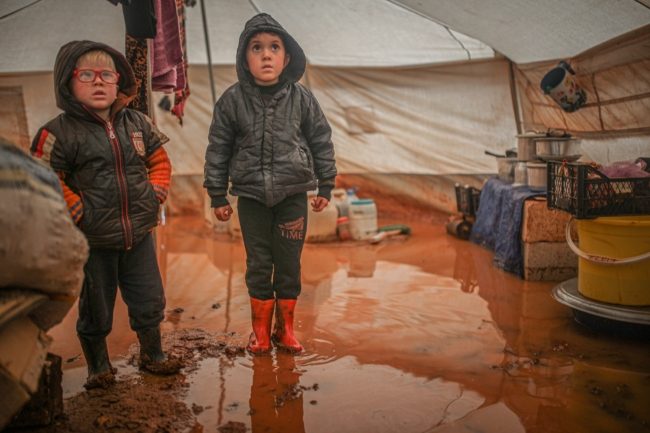 أحرقوا ملابسهم وروث الأغنام بحثاً عن الدفء.. سوريون ولبنانيون يواجهون عاصفة ثلجية قارصة بإمكانات فقيرة