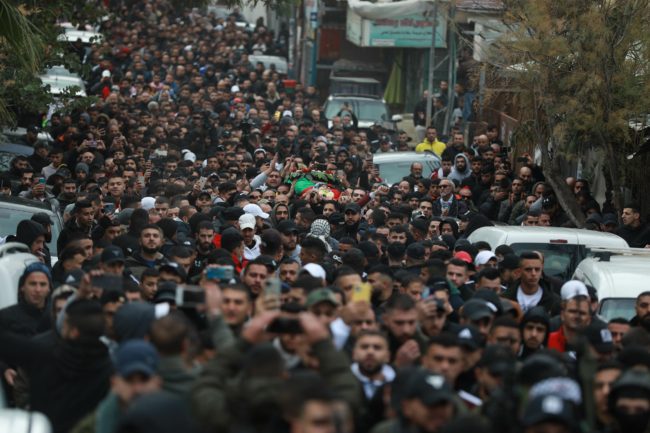 شهيدان شقيقان في الضفة الغربية.. مستوطن دهسهما “بشكل متعمّد” بينما كانا يقفان لإصلاح إطار مركبتهما