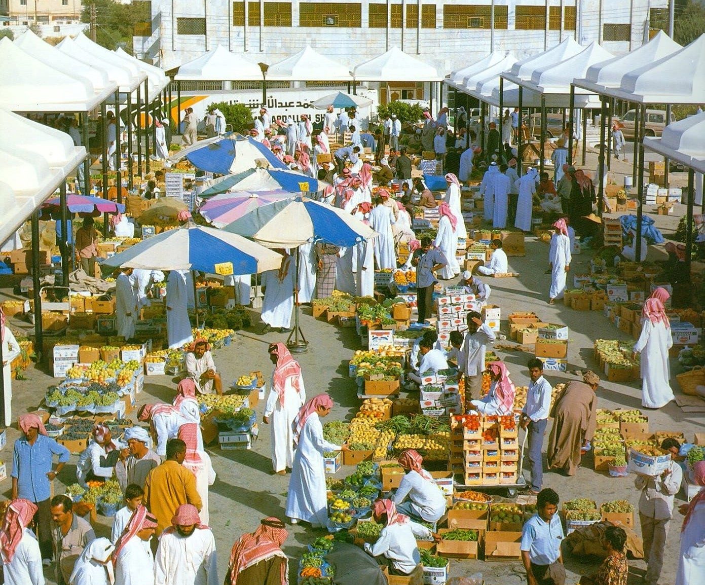 أمير سعودي يأمر بشراء جميع بضائع سوق شعبي.. تأثر بوضع الباعة وهم يعرضونها تحت الأمطار (فيديو)