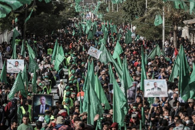 مَسِيرات حاشدة لـ”حماس” في غزة احتفالاً بذكرى تأسيسها.. الزهار: لن نترك أبطالنا في السجون (فيديو)