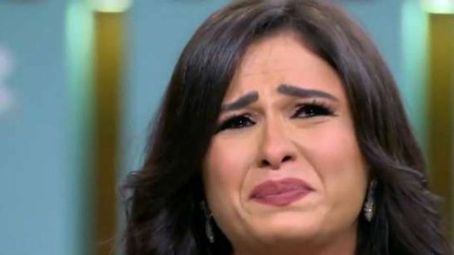 بكاء ياسمين عبد العزيز في أول ظهور لها بعد أزمتها الصحية: ساعة واحدة كانت فاصلة بيني وبين الموت