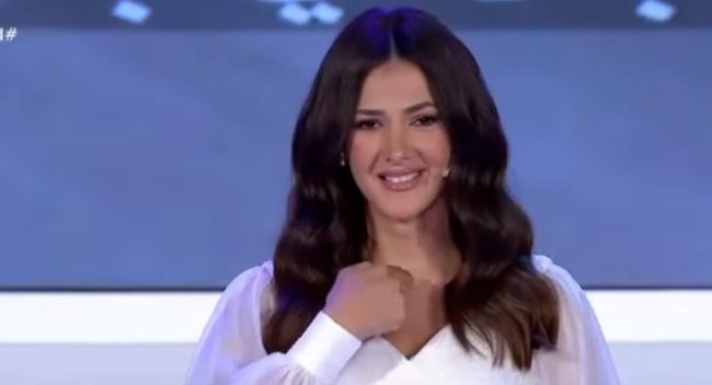 أول ظهور فني لدنيا سمير غانم بعد وفاة والديها.. شاركت في حفل خيري وجمهورها يتفاعل معها (فيديو)