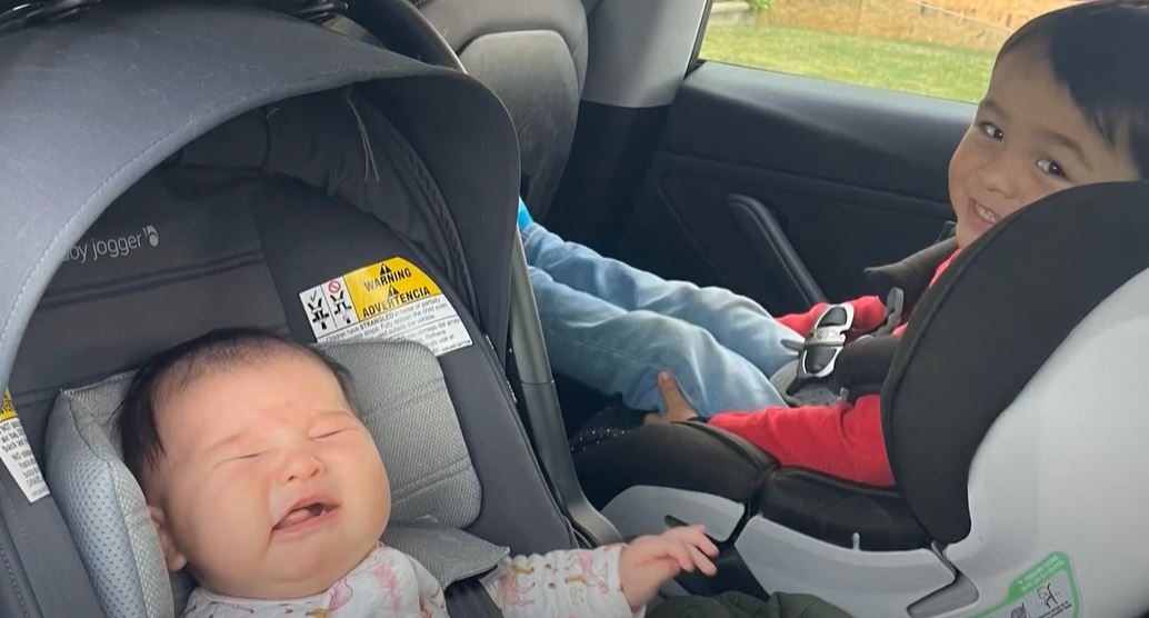 قصة خرافية لولادة طفلة بسيارة.. الأب شغل القيادة الآلية للاعتناء بزوجته، والممرضات سمَّوها “تسلا”