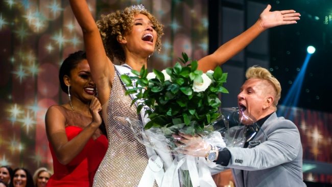 شابة سمراء تفوز بلقب ملكة جمال الولايات المتحدة.. تفوقت على عشرات المتنافسات وجذبت الأنظار بجمالها وثقافتها