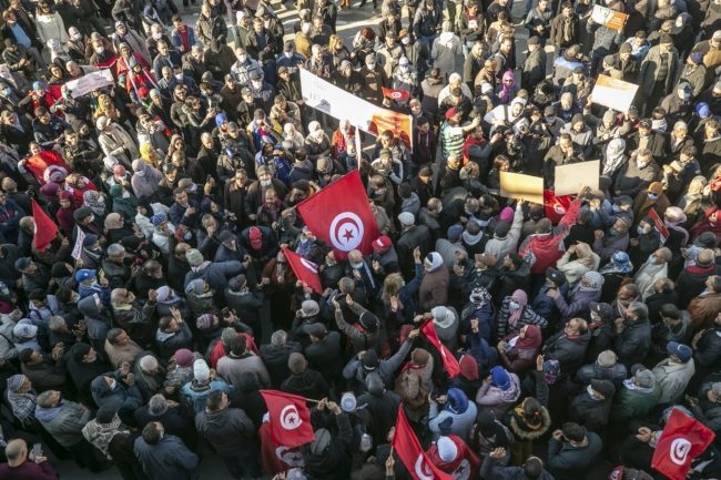 رفض تونسي واسع لاعتزام قيس سعيد حل المجلس الأعلى للقضاء.. والمرزوقي يدعو للتظاهر في العاصمة