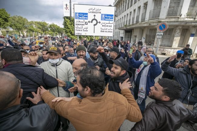 “مواطنون ضد الانقلاب” تعلّق اعتصامها مؤقتاً وسط العاصمة التونسية.. المتظاهرون تعرضوا لقمع وتهديد أمني