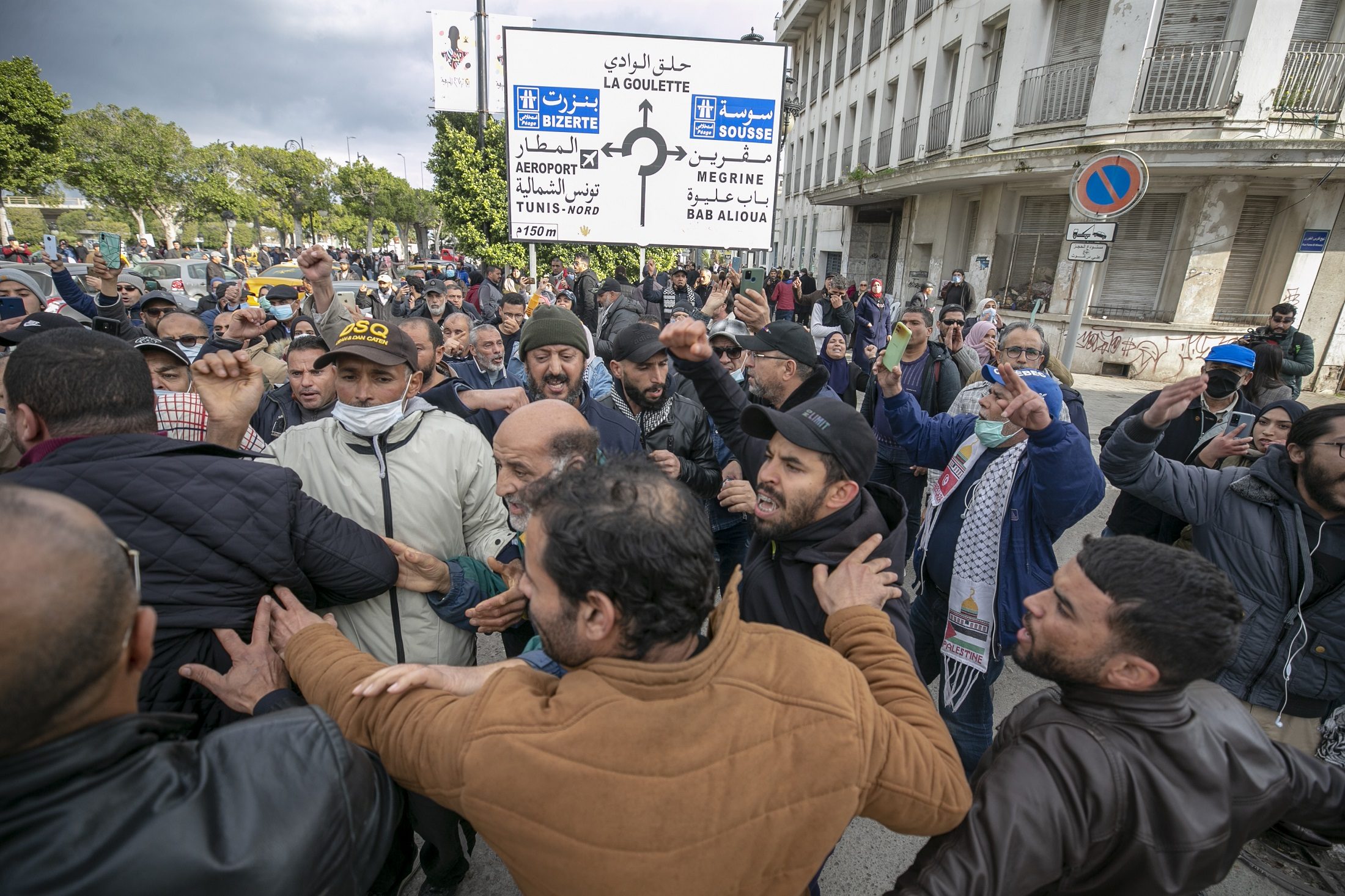 “مواطنون ضد الانقلاب” تعلّق اعتصامها مؤقتاً وسط العاصمة التونسية.. المتظاهرون تعرضوا لقمع وتهديد أمني