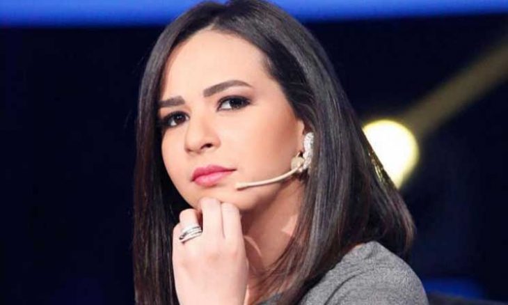 في أول ظهور لها بعد وفاة والديها.. إيمي سمير غانم تؤدِّي مناسك العمرة