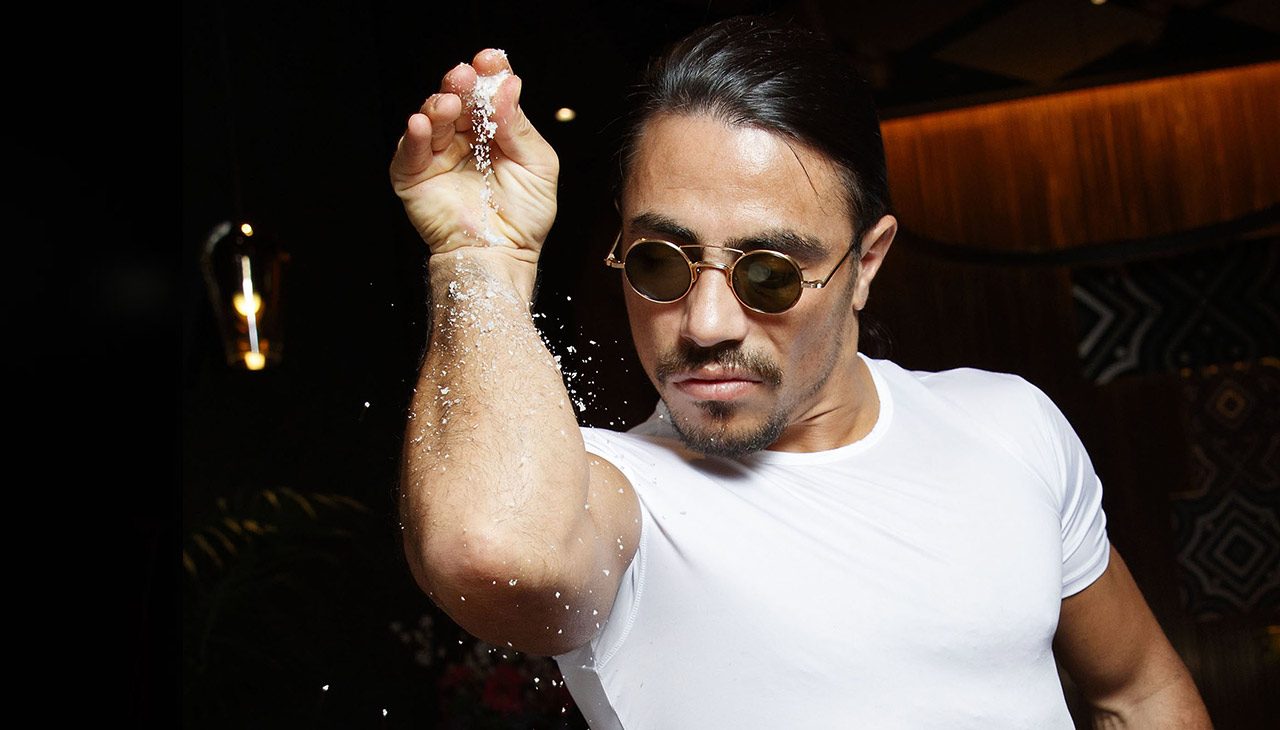 متابعوه يسمعون صوته لأول مرة.. شيف الملح يظهر في فيديو وهو يغسل الأطباق واتهامات له بالعنصرية