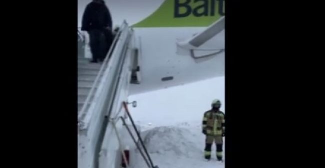 وزير خارجية دولة أوروبية يعيش لحظات من الرعب! طائرة كان على متنها انزلقت من الثلوج (فيديو)
