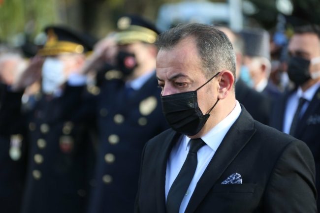 ينام ويستيقظ وهو يفكر في إزعاج الأجانب.. هل يدافع رئيس بلدية “بولو” عن مصالح الشعب التركي حقاً؟