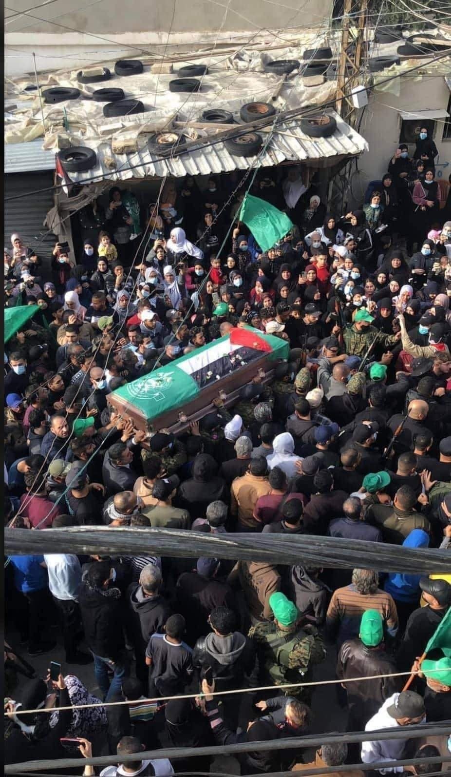 فتح تسلِّم أحد عناصرها للأمن اللبناني.. المشتبه به أطلق النار بشكل مباشر على قيادات حماس والمشاركين في الجنازة