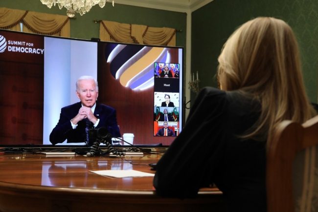 قمة الديمقراطية الخاصة ببايدن قد تأتي بنتائج عكسية.. انتقادات واسعة للمؤتمر الأمريكي الذي أُقصيت منه دول عديدة
