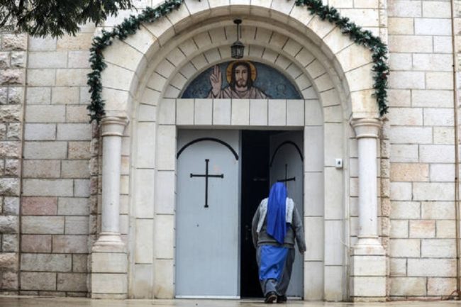 يخربون الكنائس ويدنسونها.. كنائس القدس: متطرفون إسرائيليون يستهدفون المسيحيين ويريدون طردهم