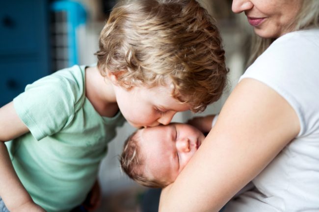 لكي لا يشعر بالغيرة والإهمال وفقدان الحب.. خطوات لتهيئة الطفل الأكبر لاستقبال مولود جديد