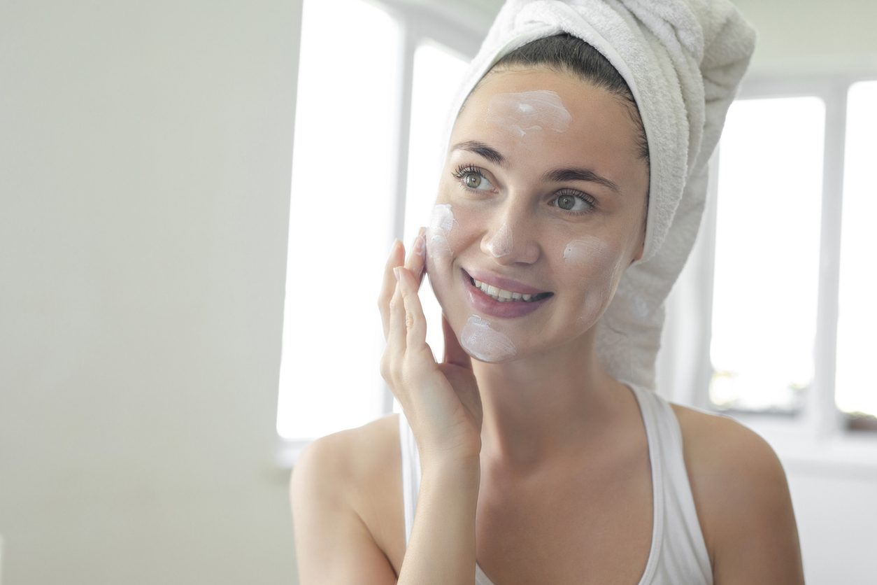 هل من الآمن استخدام الشامبو أو المرطبات أو مستحضرات التجميل منتهية الصلاحية؟ إليكِ ما يقوله الأطباء