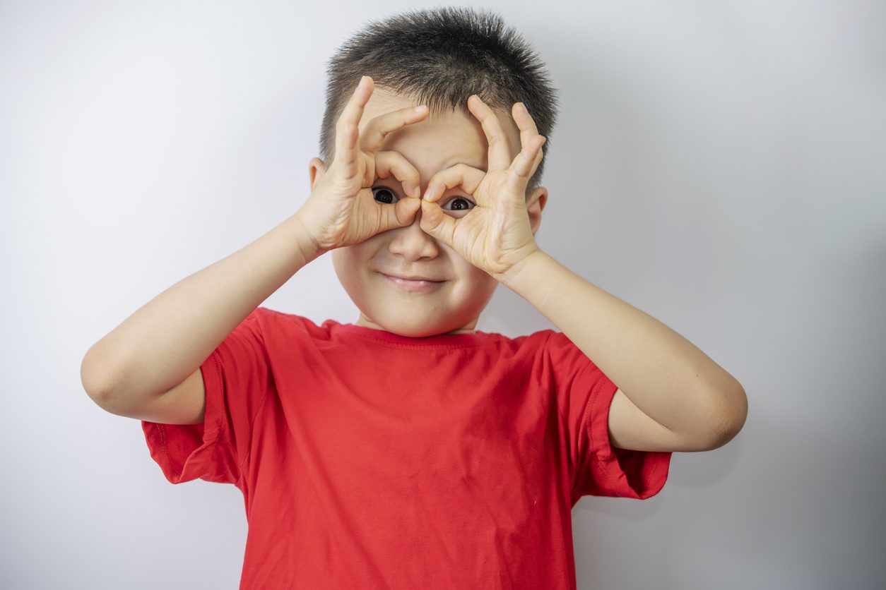 مشاكل الأطفال مع حول العينين وكسل العينين