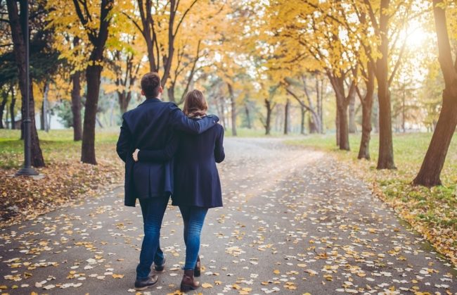 زوجان استدانا مبلغاً ضخماً لأجل الطلاق ثم تصالحا! جدَّدا عقد زفافهما لكن لعنة الديون مازالت تلاحقهما