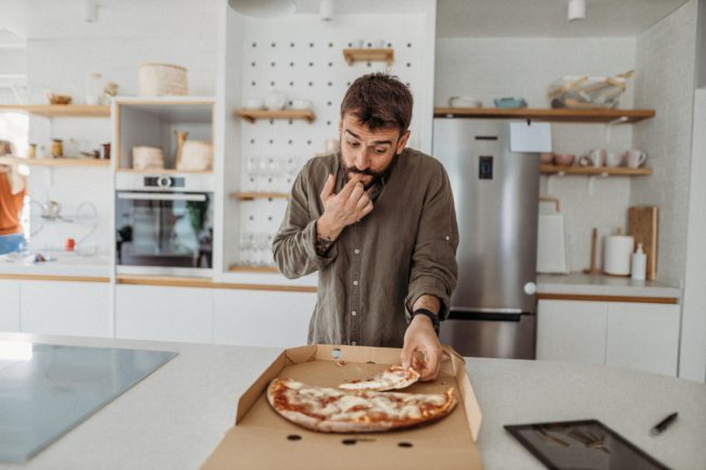 لماذا تستمر في تناول الطعام حتى عندما تكون ممتلئاً؟ تعرف على علامات الشبع الحقيقية