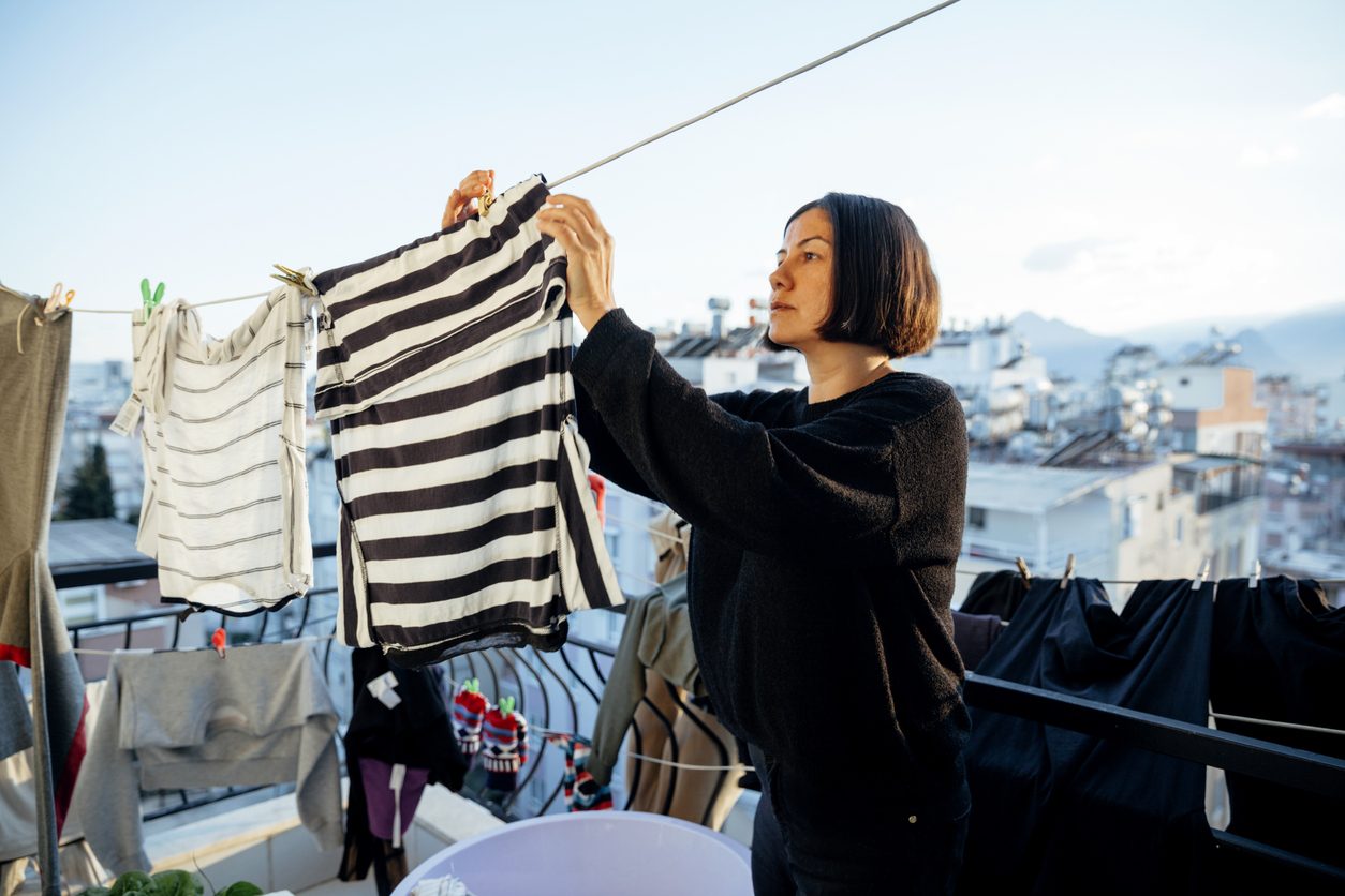 لتنظيف الملابس وتجفيفها بشكل أكثر فاعلية.. 6 حيل رائعة للتعامل مع الغسيل