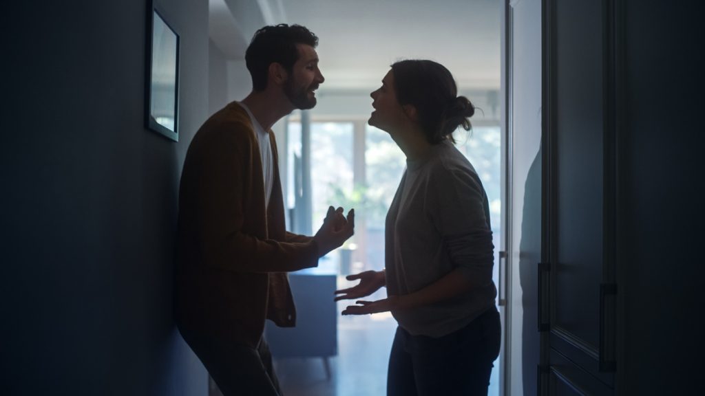 البعض يقوم بالتضحية دائماً طوال العلاقة ليشعر بالقبول من الآخر/ Istock