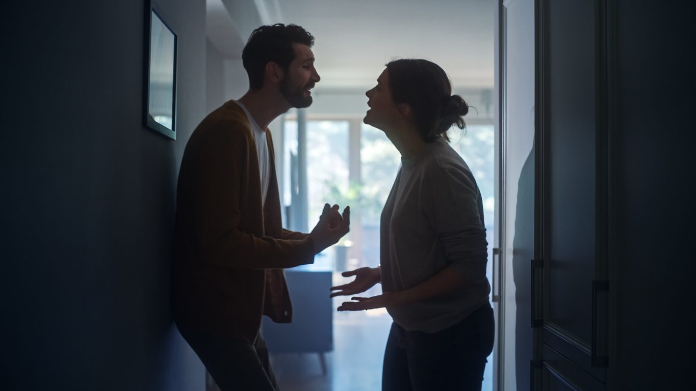 البعض يقوم بالتضحية دائماً طوال العلاقة ليشعر بالقبول من الآخر/ Istock