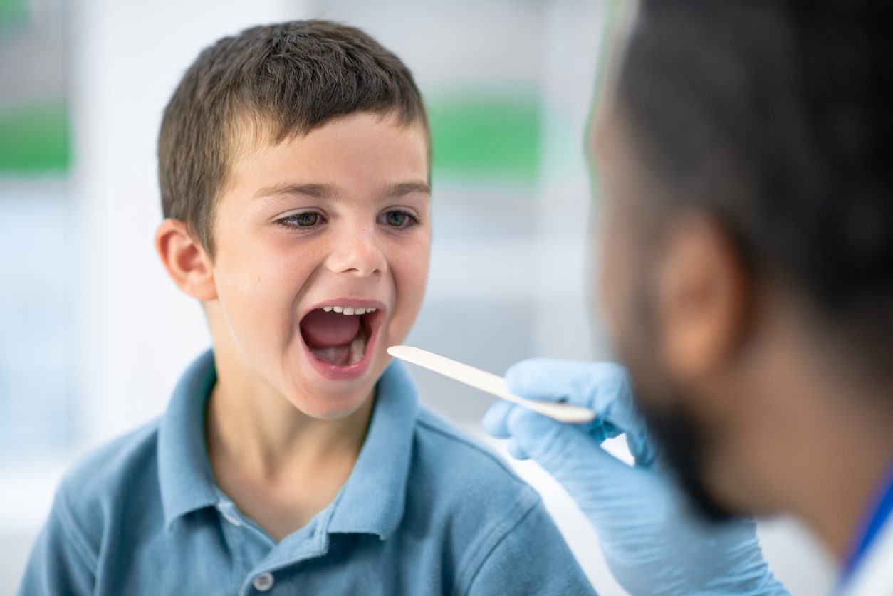 قد لا يكون الأمر متعلقاً بنظافة الأسنان.. أسباب رائحة الفم الكريهة عند الأطفال والحالات التي تستوجب زيارة الطبيب