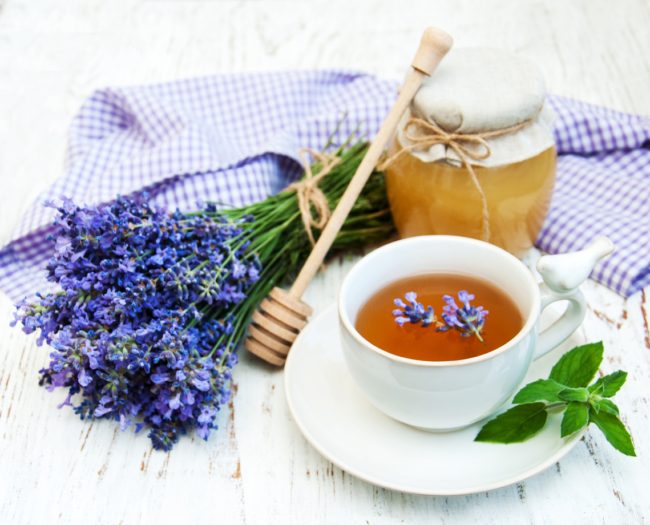 يقوي الجهاز المناعي ويعزز الاسترخاء والقدرة على النوم بعمق.. 6 فوائد صحية لتناول شاي اللافندر